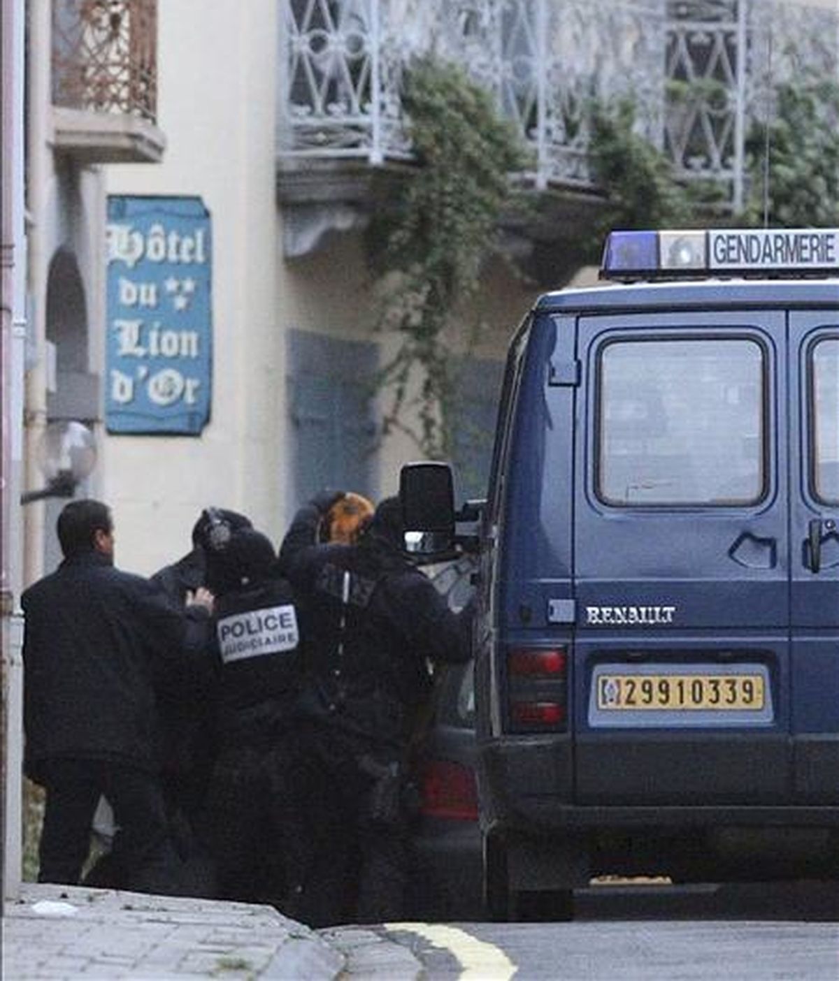 Imagen de archivo en la que la policía francesa escolta al presunto etarra Garikoitz Aspiazu, alias "Txeroki", tapado con una manta, tras el registro efectuado en la localidad de Cauterets. EFE