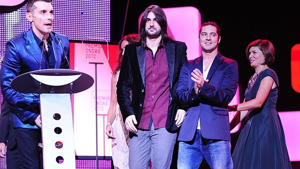 Los coaches y el presentador recogieron el premio