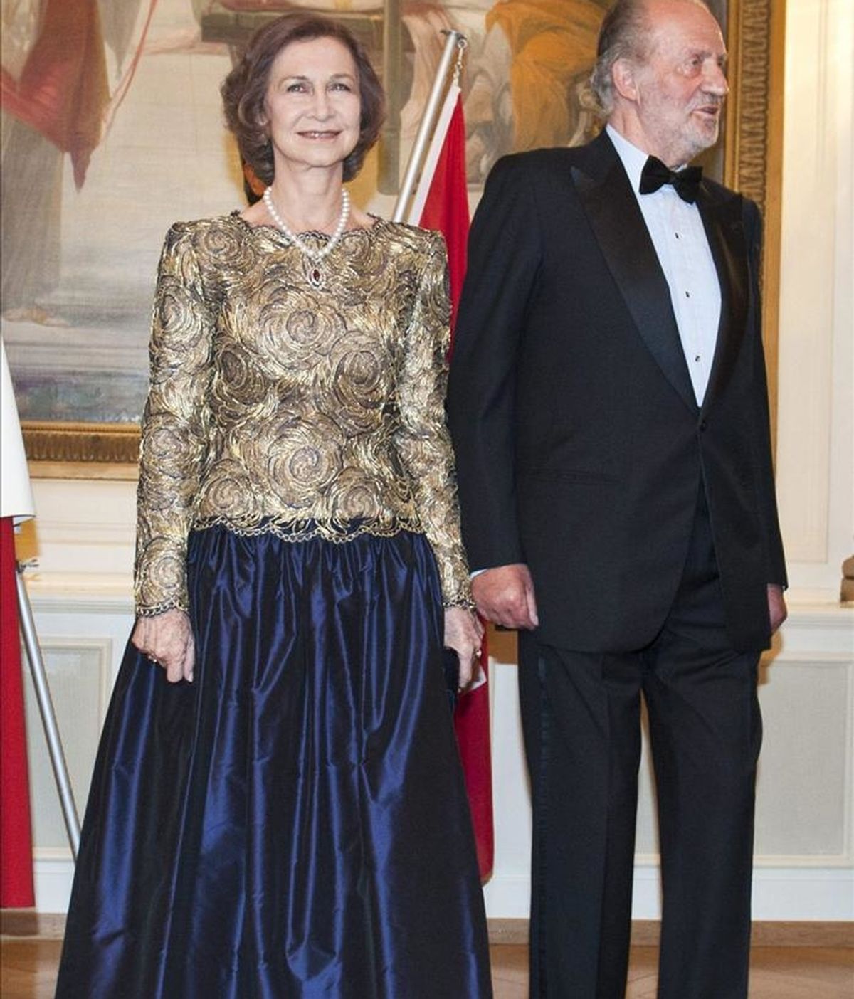 El rey Juan Carlos I (d), y la reina Sofía (i), a su llegada hoy al Hotel Bellevue previo a una cena ofrecida en su honor, en Berna, Suiza. EFE