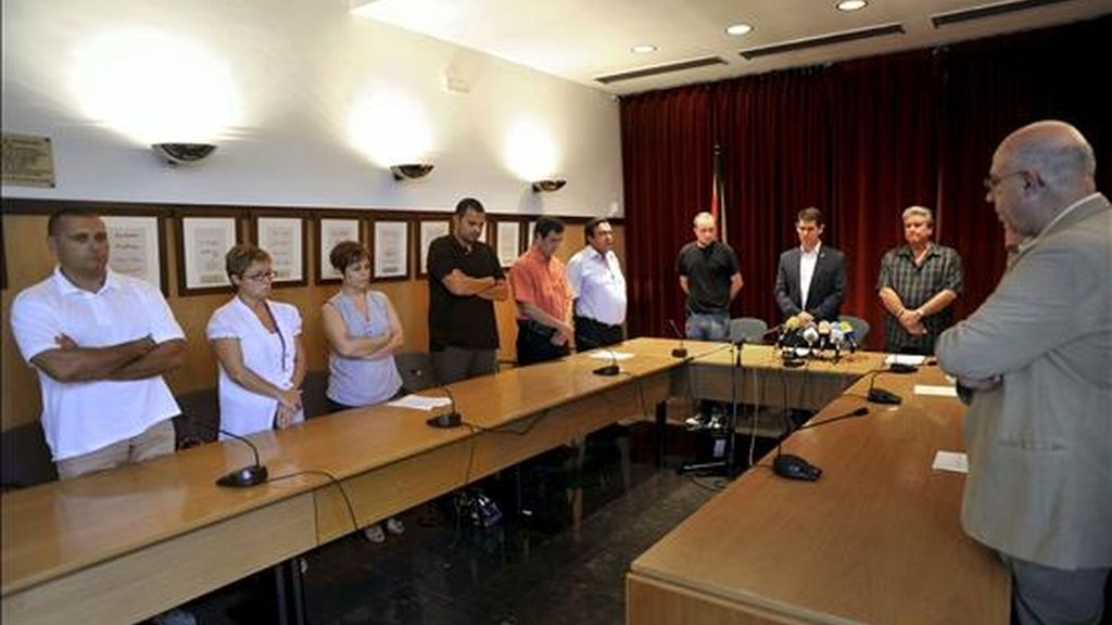 El alcalde y concejales del ayuntamiento de Cassá de la Selva (Girona), durante el minuto de silencio guardado en el pleno extraordinario, en el que se han decretado tres días de luto oficial, en señal de duelo y solidaridad con los familiares de las víctimas por las jóvenes fallecidas la semana pasada en México, cuando volcó la barca con la que estaban cruzando un río. EFE