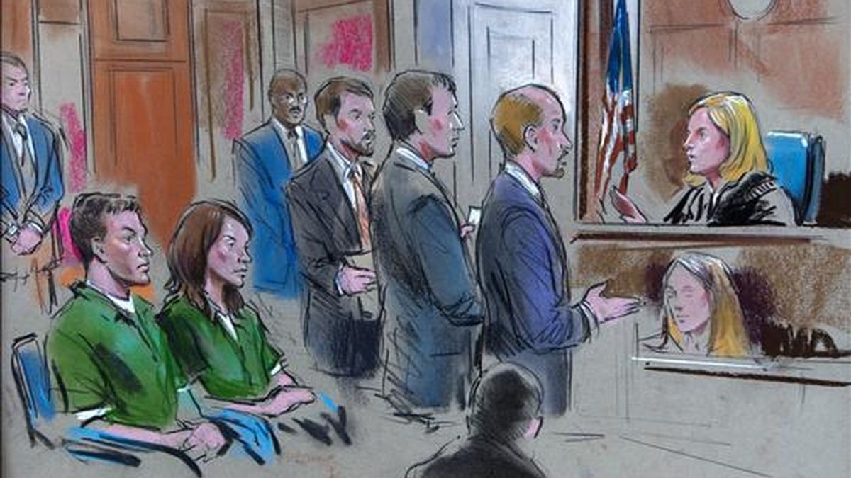 Imagen de un bosquejo que muestra a los tres abogados de los dos involucrados en una presunta red de espionaje en Estados Unidos en favor de Rusia, Michael Zottoli (i) y Patricia Mills (2i), ante la jueza Theresa Buchanan (d) en la Corte Distrital de Estados Unidos, en Alexandria, Virginia (EEUU). EFE