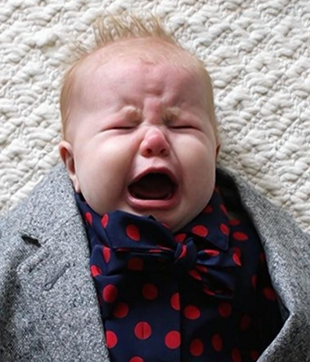 Bebés vestidos de adultos, la última moda en Internet