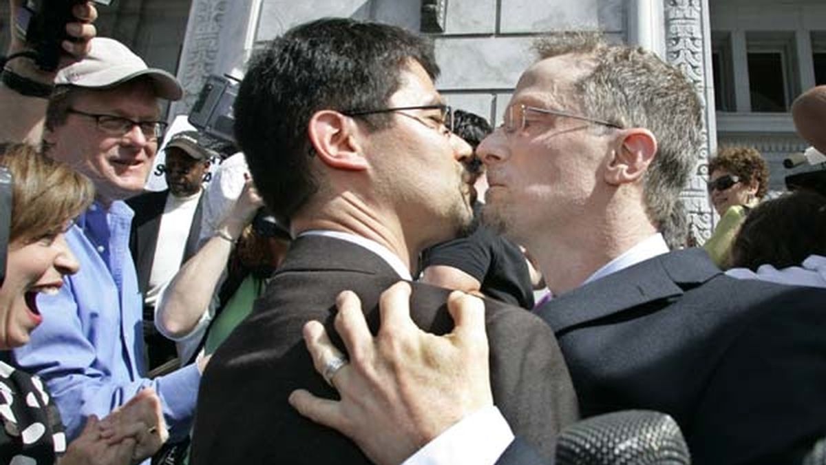 Una pareja celebra el anuncio de las bodas gays legales en California. Foto: AP