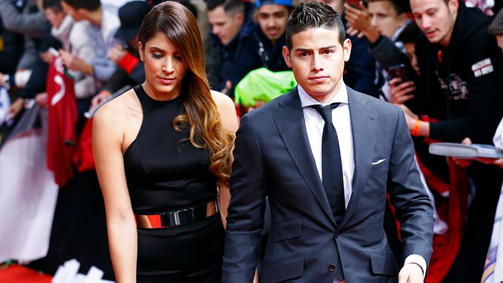 Daniela Ospina, mujer de James, con un vestido con cuello halter y cinturón dorado