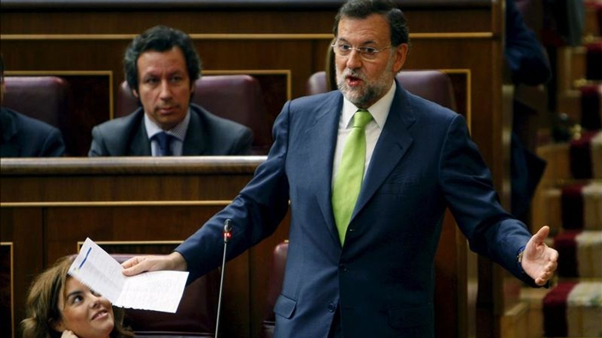El líder del PP, Mariano Rajoy, durante una de sus intervenciones en la sesión de control al Ejecutivo que hoy celebra el pleno del Congreso. EFE