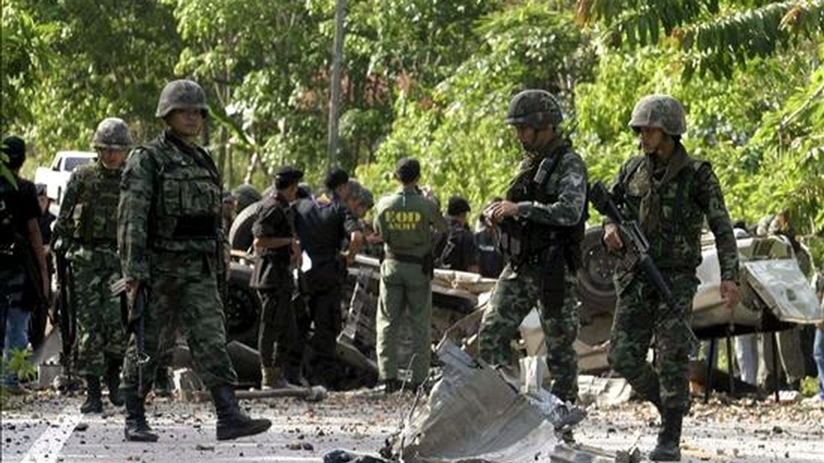 Soldados tailandeses revisan los daños ocasionados en una camioneta tras una explosión en la provincia de Pattani, al sur de Tailandia. EFE/Archivo
