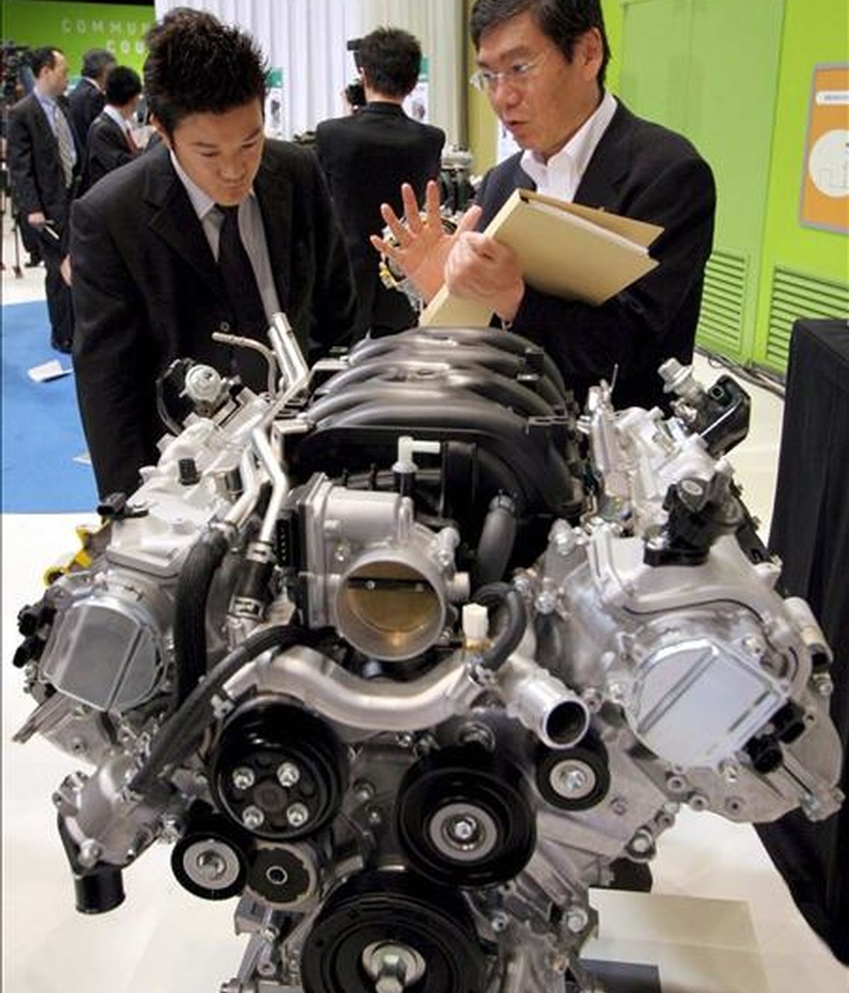 En la imagen, un empleado de Toyota Motor presenta un nuevo motor durante la presentación de los nuevos plantes de desarrollo de tecnologías medioambientales en Tokio, Japón. EFE/Archivo