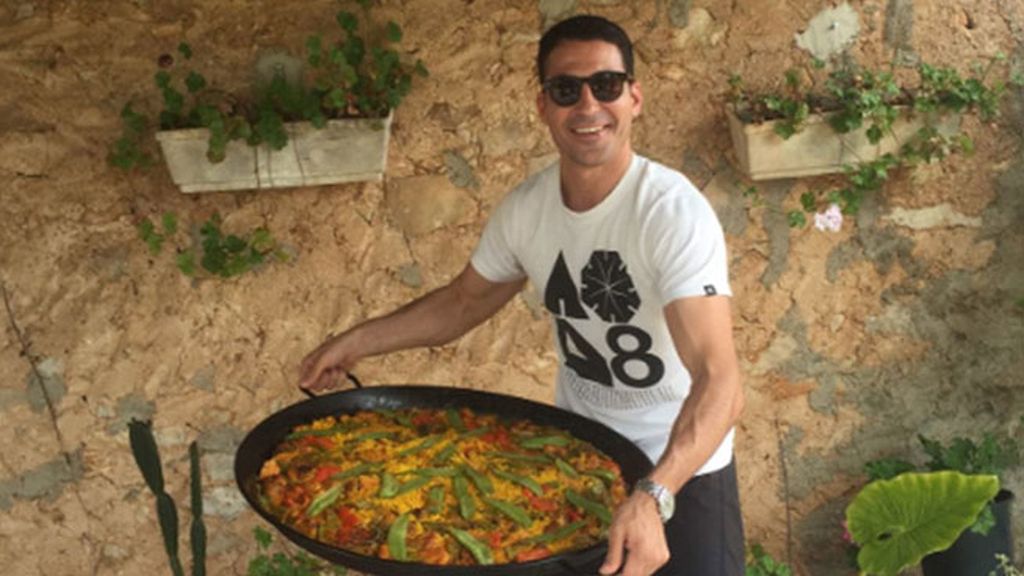 Miguel Ángel Silvestre y su paella: con amigos, familia y, a veces, amores