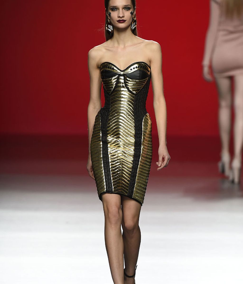 Las moteras más sexies se suben a la pasarela