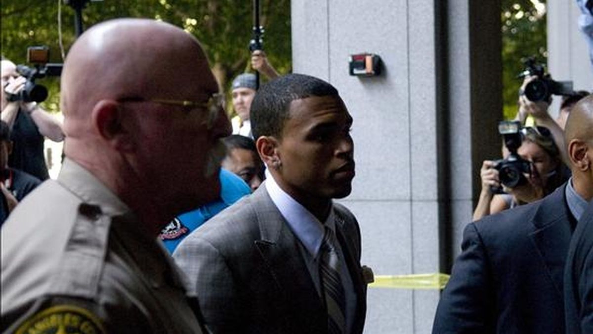 El cantante estadounidense Chris Brown llega a la corte para una audiencia preliminar por el presunto ataque a su ex novia la cantante Rihanna en Los Ángeles, California (EEUU). EFE
