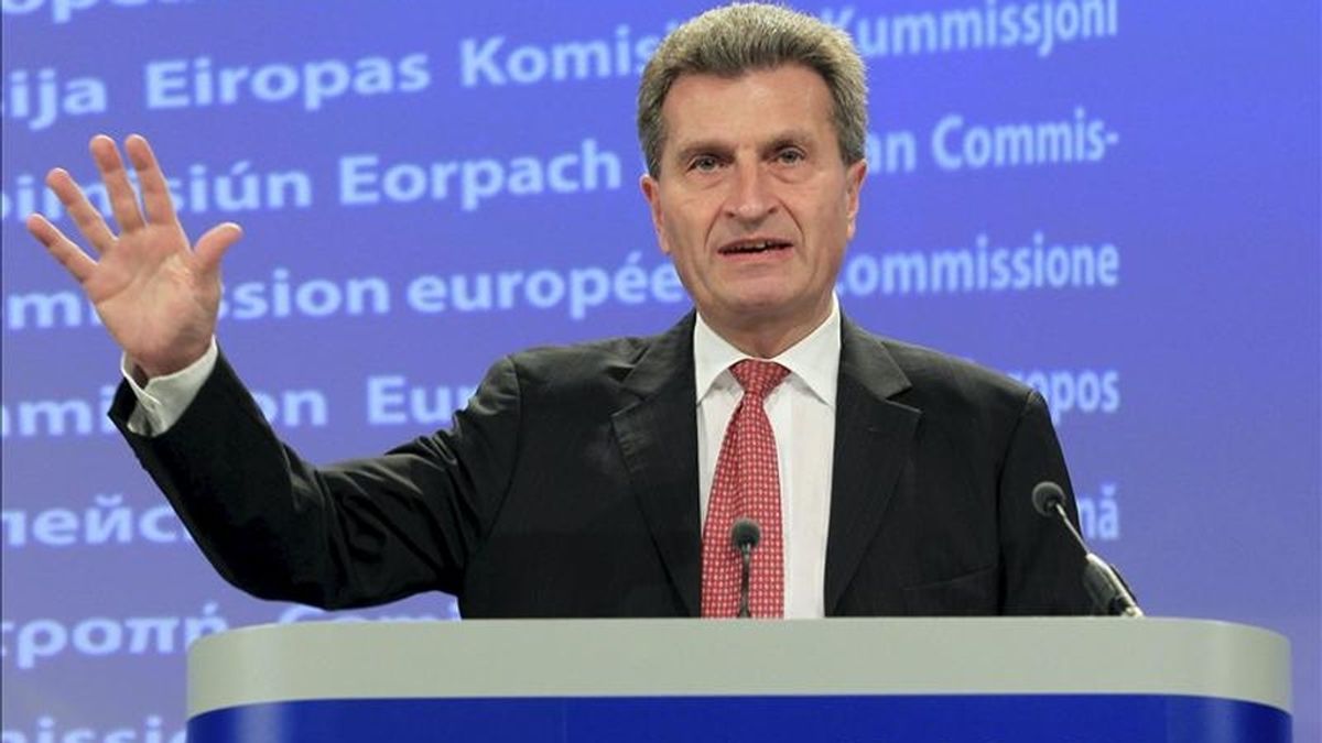 El comisario europeo de Energía, Günther Oettinger, prometió hoy en Gödöllö (Hungría) que la UE será transparente en el proceso para certificar la seguridad de las centrales nucleares a través de las pruebas de resistencia aprobadas tras el desastre de la planta japonesa de Fukushima. EFE/Archivo