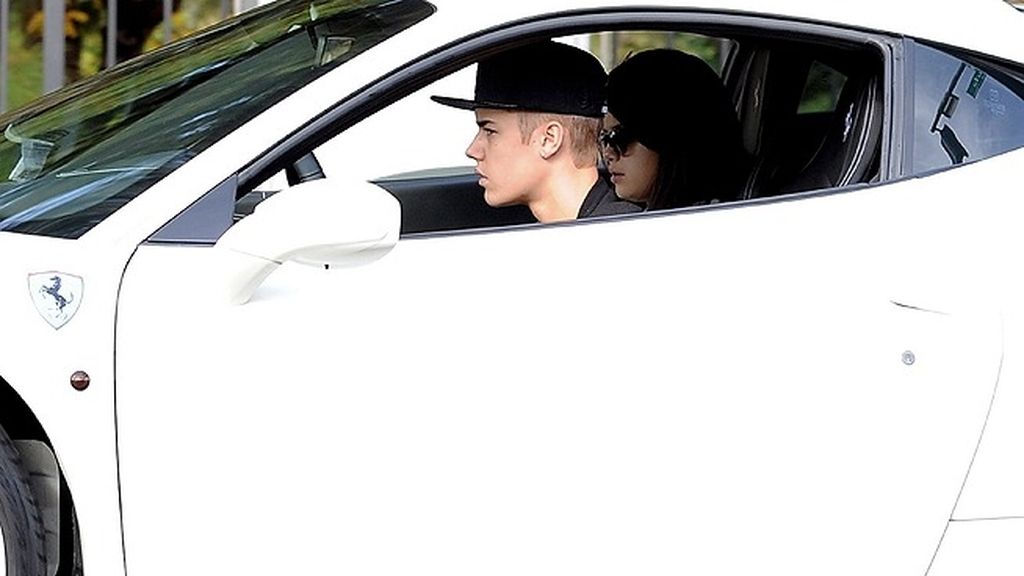 Justin Bieber y Selena Gomez pasean su (des)amor en bordo de un Ferrari