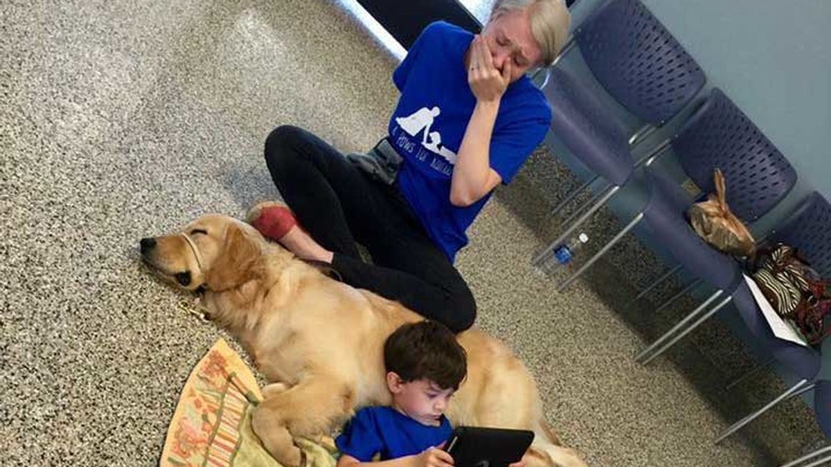 La emoción de una madre al ver a su hijo autista relacionarse con su perro
