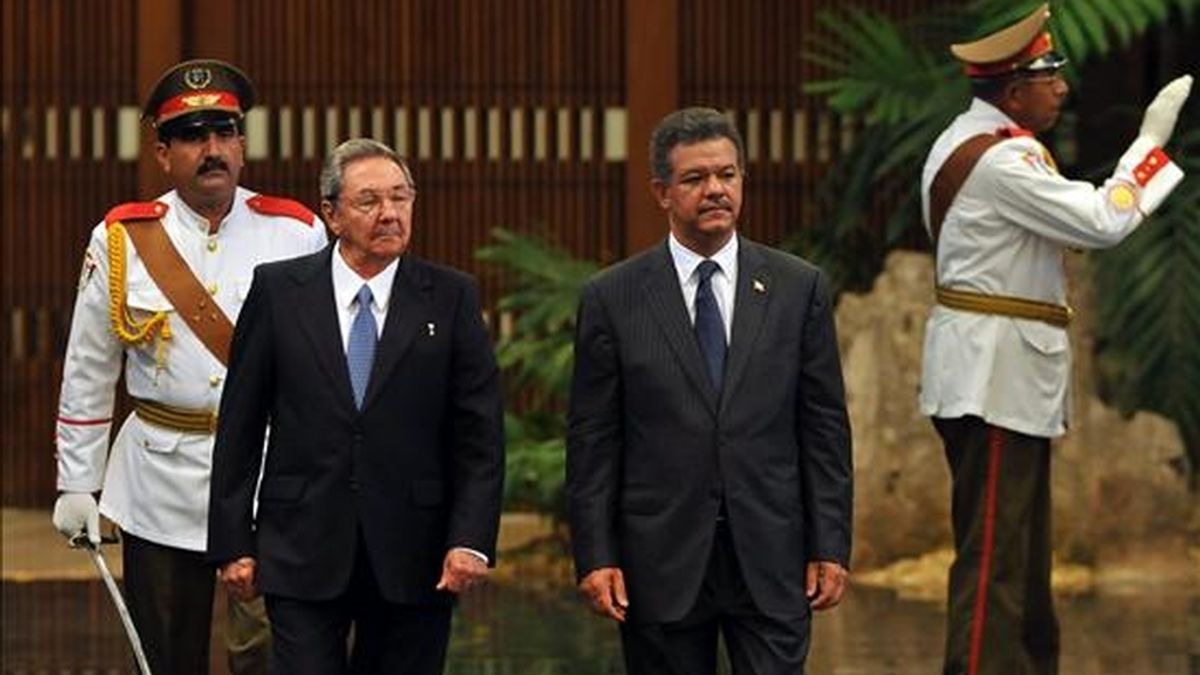 El presidente cubano, Raúl Castro (2i), y su homólogo dominicano, Leonel Fernández (2d), pasan revista a las tropas, durante la recepción oficial en el Palacio de la Revolución en La Habana (Cuba). EFE