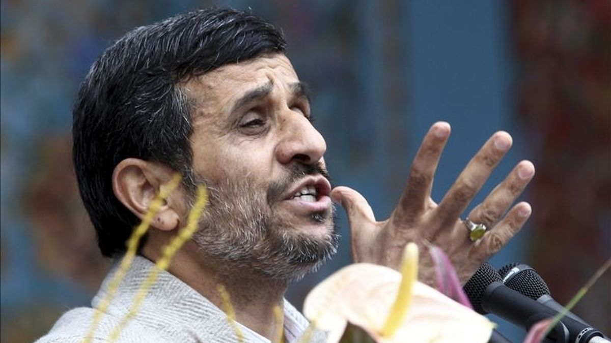 El presidente iraní, Mahmud Ahmadineyad, criticó hoy la injerencia de Occidente en las revueltas que sacuden el mundo árabe y afirmó que el único objetivo de su intervención en la zona es "salvar a Israel y al capitalismo". EFE/Archivo