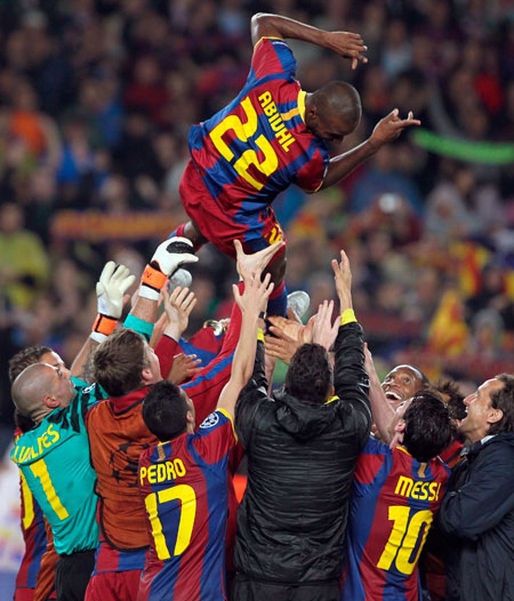 Los jugadores del FC Barcelona mantean a su compañero Eric Abidal durante la celebración del paso de los blaugranas a la final de la Liga de Campeones. Foto: EFE.