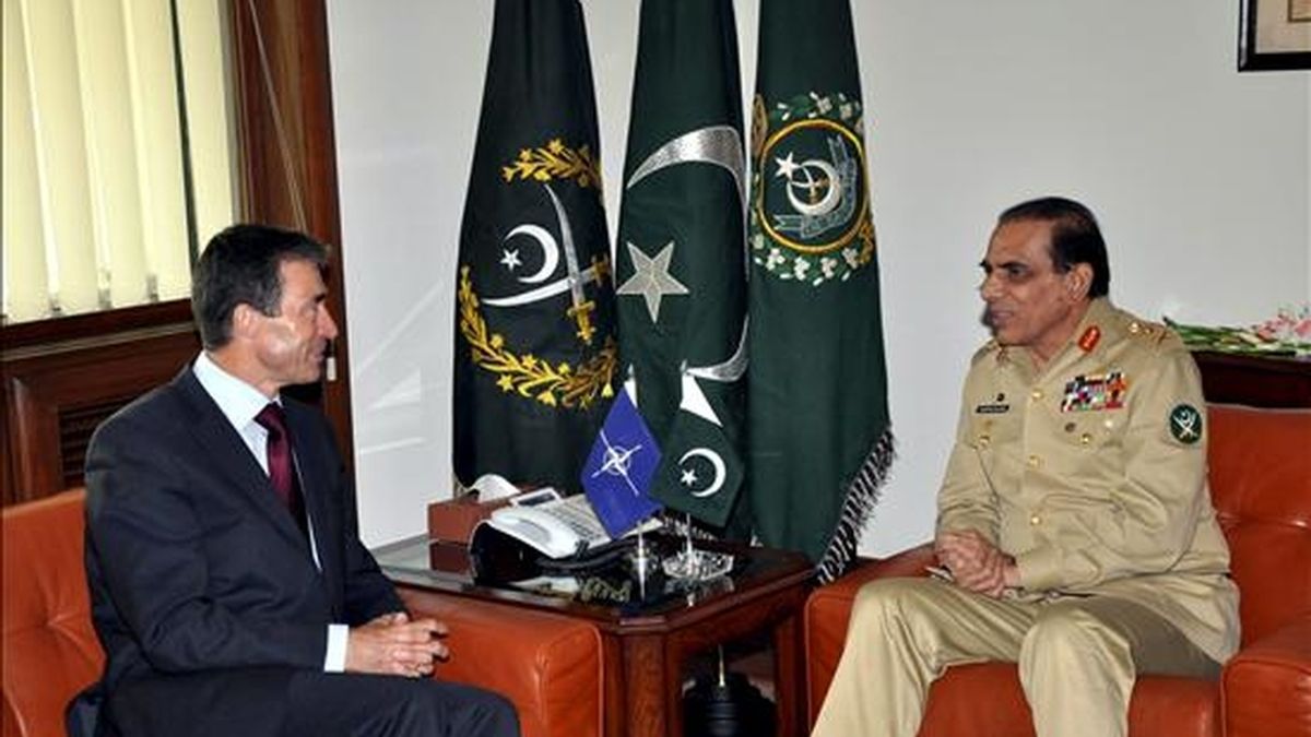 Fotografía facilitada por el Ejército paquistaní que muestra al secretario general de la OTAN, Anders Fogh Rasmussen (i), durante su reunión con el jefe del Ejército de Pakistán, el general Ashfaq Kayani, en Rawalpindi (Pakistán) este miércoles. EFE