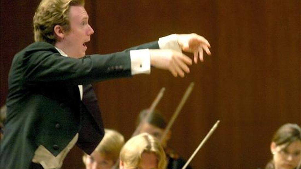 El director de orquesta británico Daniel Harding dirige a la orquesta de cámara Mahler. EFE/Archivo