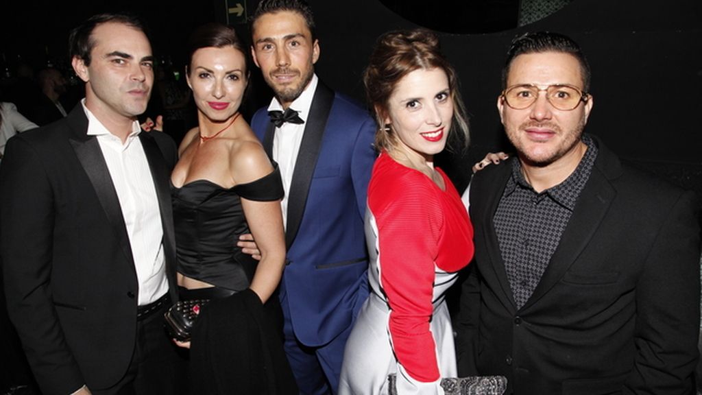 Uno de los divertidos corrillos de la fiesta, en el que encontramos a Ion Fiz y Rubén Sanz