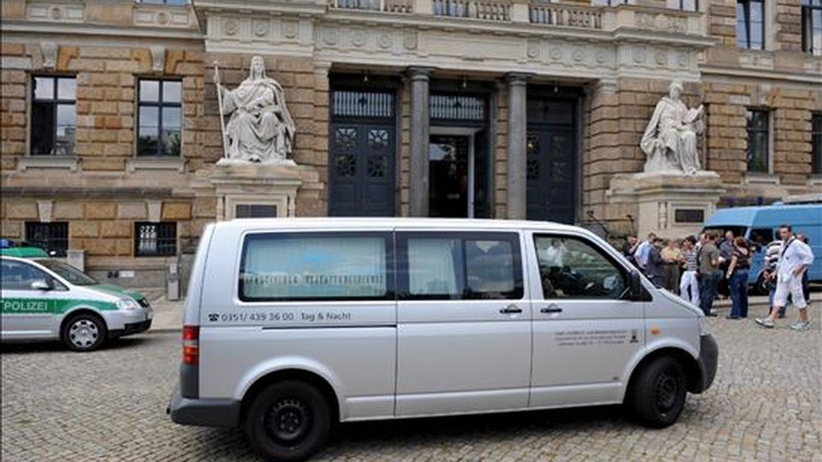 Un coche fúnebre permanece a la espera frente a la Audiencia de Dresde (Alemania), el 1 de julio de 2009. Un ciudadano alemán de origen ruso procedente de la localidad de Perm, en los Urales, mató de una puñalada a una testigo durante la celebración del juicio al que era sometido por un delito de ofensas. EFE