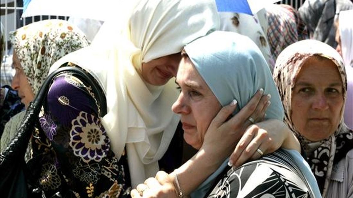 Unas mujeres musulmanas se abrazan durante un funeral. EFE/Archivo