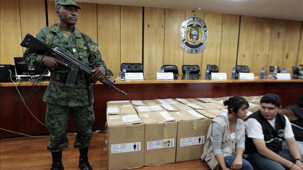 Un militar ecuatoriano custodia el pasado 10 de mayo en la Junta Provincial Electoral en Quito (Ecuador), las actas de la consulta celebrada el sábado pasado en el país. EFE Un militar ecuatoriano custodia el pasado 10 de mayo en la Junta Provincial Electoral en Quito (Ecuador), las actas de la consulta celebrada el sábado pasado en el país. EFE