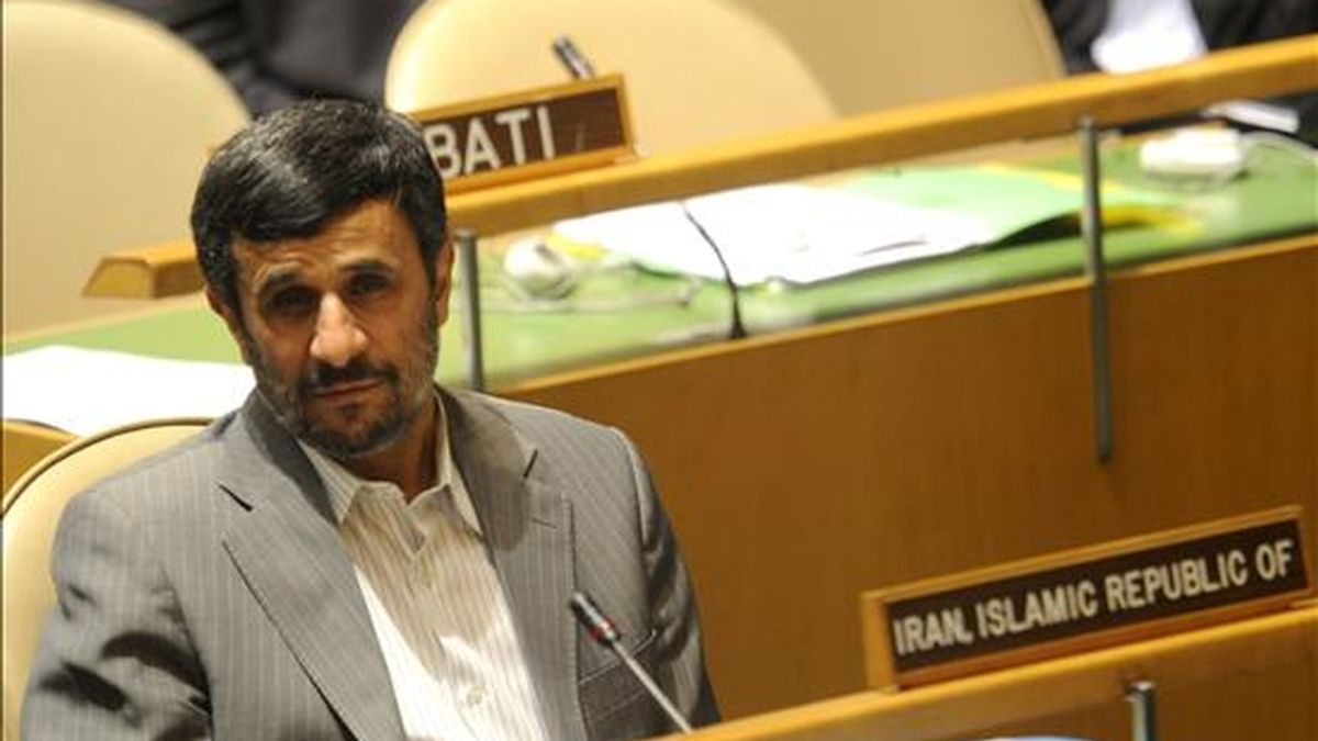El presidente iraní, Mahmud Ahmadineyad, insiste en que su país no está buscando construir una bomba nuclear, y que sus planes nucleares tienen fines pacíficos. EFE/Archivo
