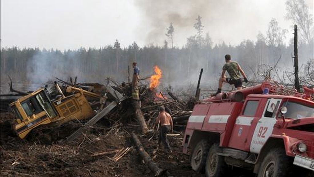 Bomberos construyendo un cortafuegos para bloquear un incendio en un bosque cercano al pueblo de Kupavna, a unos treinta kilómetros de Moscú, este martes. EFE Bomberos construyendo un cortafuegos para bloquear un incendio en un bosque cercano al pueblo de Kupavna, a unos treinta kilómetros de Moscú, este martes. EFE