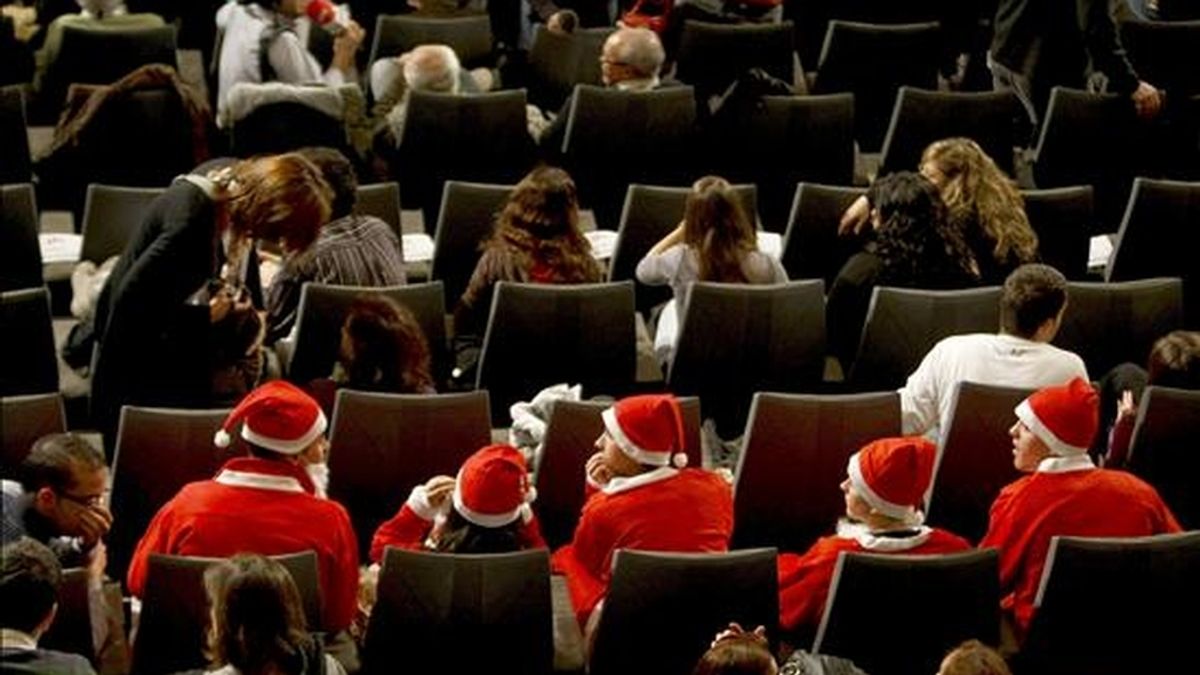 Un grupo de amigos disfrazados de Papá Noel esperan en el Palacio de Congresos de Madrid el comienzo del sorteo extraordinario de Navidad, que repartirá más de 2.300 millones de euros, con un premio gordo dotado con tres millones, lo que supone que el poseedor de cada décimo se embolsará 300.000 euros. EFE Un grupo de amigos disfrazados de Papá Noel esperan en el Palacio de Congresos de Madrid el comienzo del sorteo extraordinario de Navidad, que repartirá más de 2.300 millones de euros, con un premio gordo dotado con tres millones, lo que supone que el poseedor de cada décimo se embolsará 300.000 euros. EFE
