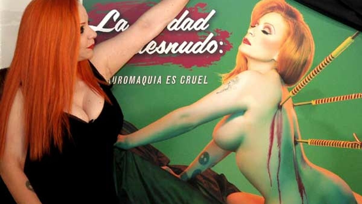 La campaña protagonizada por la artista mexicana reza que "la tauromaquía es cruel". Vídeo: ATLAS