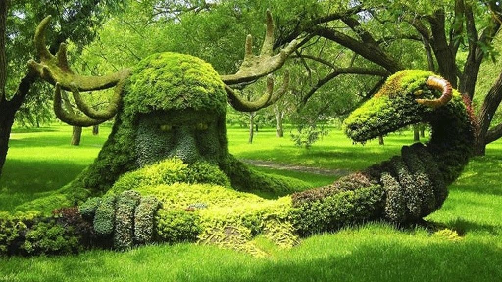 Un jardín con mucho arte
