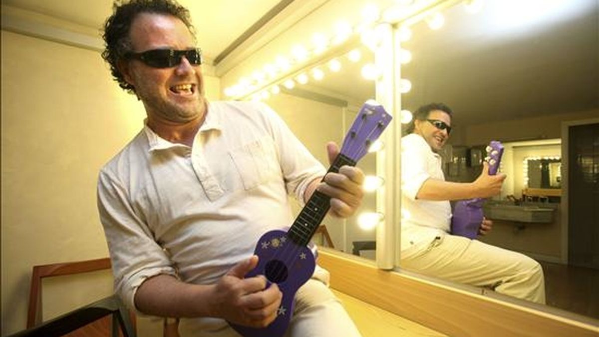 El director del Festival de la Guitarra de Córdoba, Ramón López, bromea con una guitarra de juguete tras la entrevista concedida a Efe. EFE El director del Festival de la Guitarra de Córdoba, Ramón López, bromea con una guitarra de juguete tras la entrevista concedida a Efe. EFE