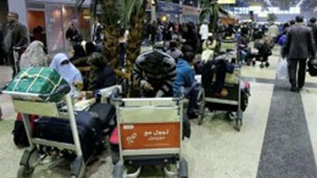 No obstante, un funcionario de la Embajada de España en El Cairo sigue desplazándose a diario al aeropuerto. Foto: EFE.