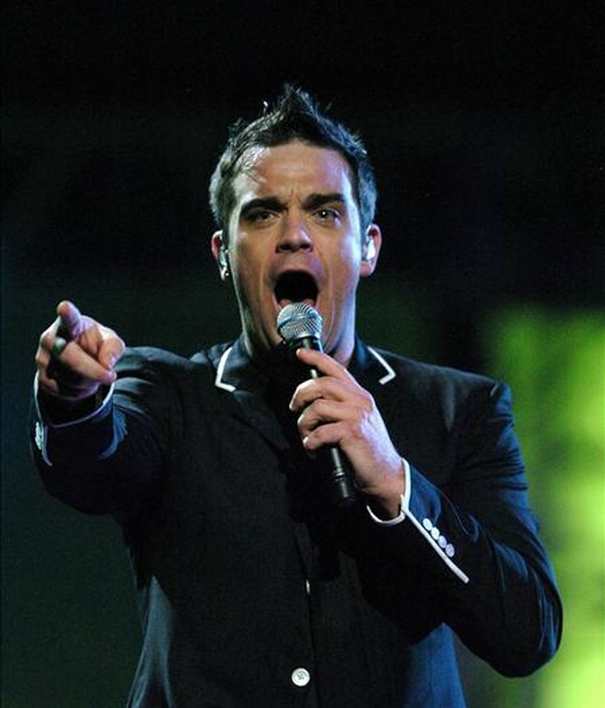 El cantante Robbie Williams está preparado para volver al grupo musical Take That. En la imagen, Robbie Williams durante una actuación. EFE/Archivo