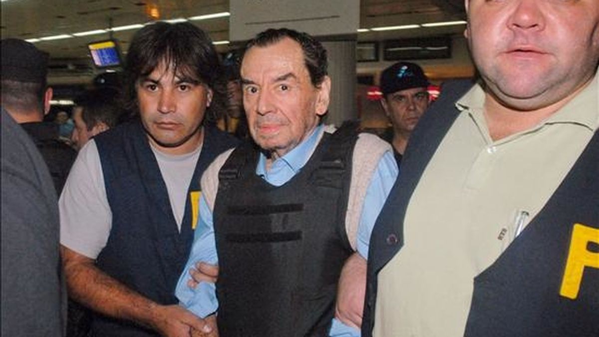 Almirón (c), de 73 años, encabezó la Alianza Anticomunista Argentina (Triple A), que entre 1974 y 1976 cometió casi un millar de asesinatos. EFE/Archivo