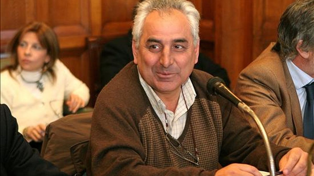 El ministro de Defensa de Uruguay, Luis Rosadilla, comparece ante el Parlamento, en Montevideo, Uruguay, para responder sobre una supuesta malversación de fondos, que podrían ascender a varios millones de dólares, procedentes de Naciones Unidas. EFE
