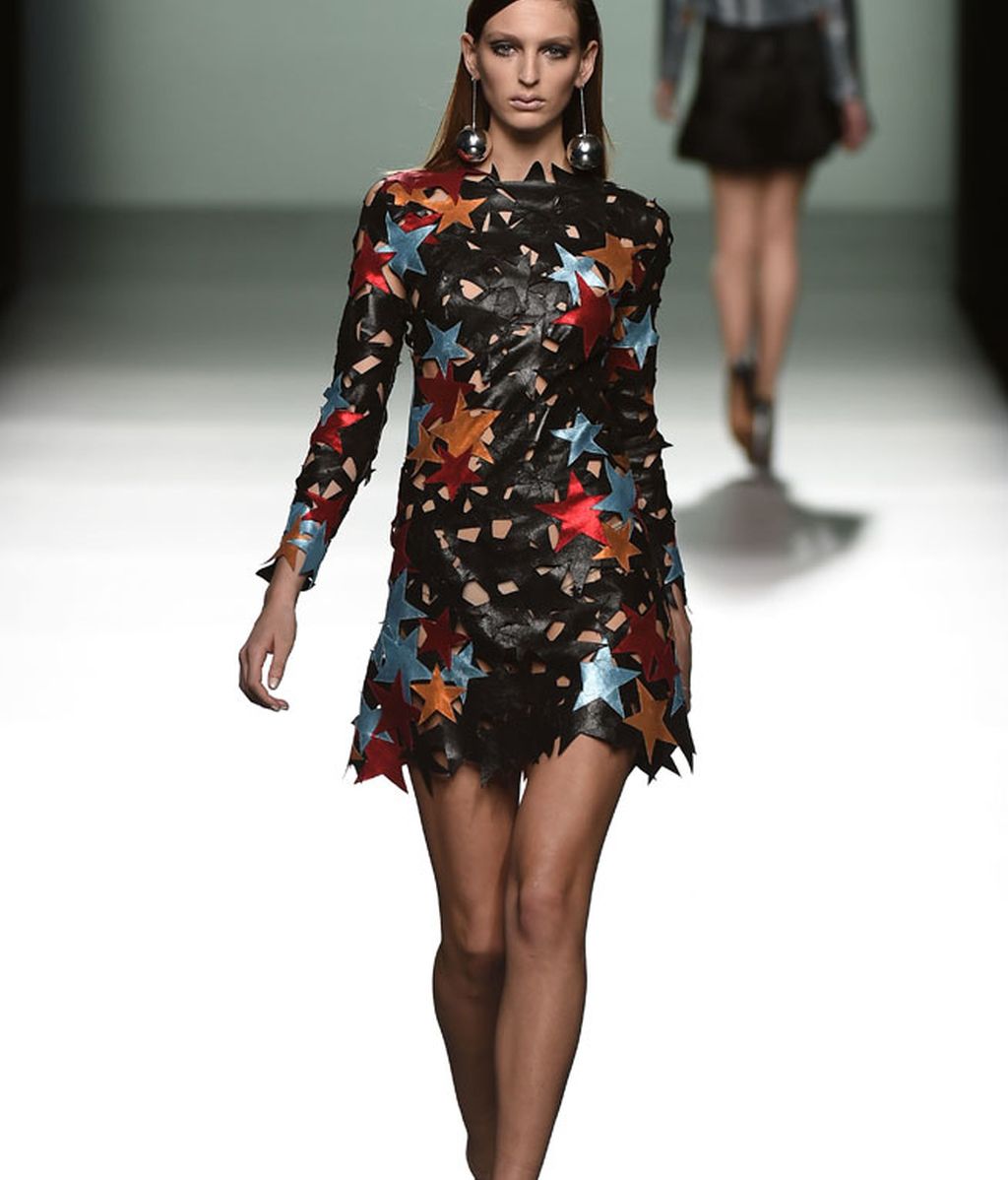 Tejidos metalizados, plastificados y silueta urbana