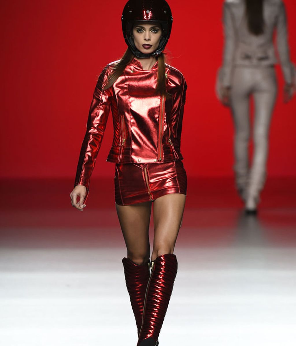 Las moteras más sexies se suben a la pasarela