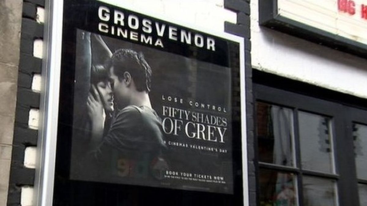 Tres mujeres atacan a un hombre en el estreno de ’Cincuenta sombras de Grey’