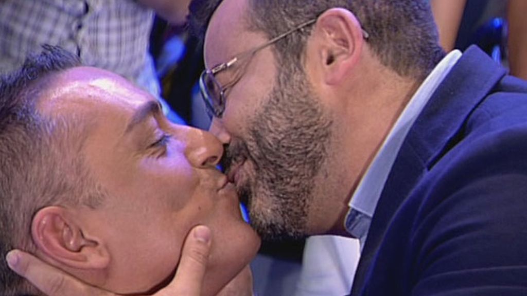 J.J. besa a Kiko Hernández...