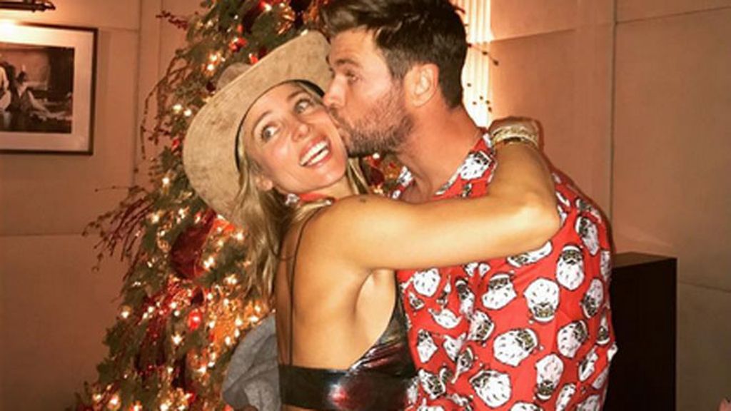 Elsa repite con abrazo, esta vez a Chris, que luce el perfecto pijama navideño