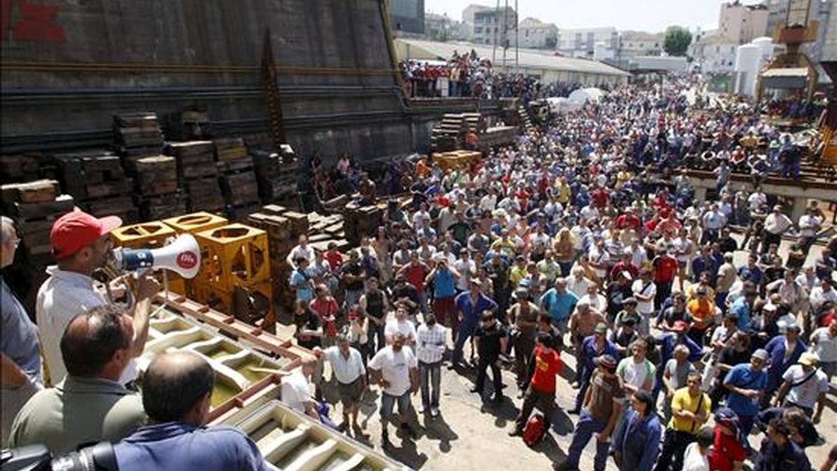 Cientos de trabajadores del sector metalúrgico de la provincia de Pontevedra se agolpan en los astilleros momentos antes de comenzar una protesta por las calles del centro de Vigo. EFE/Archivo