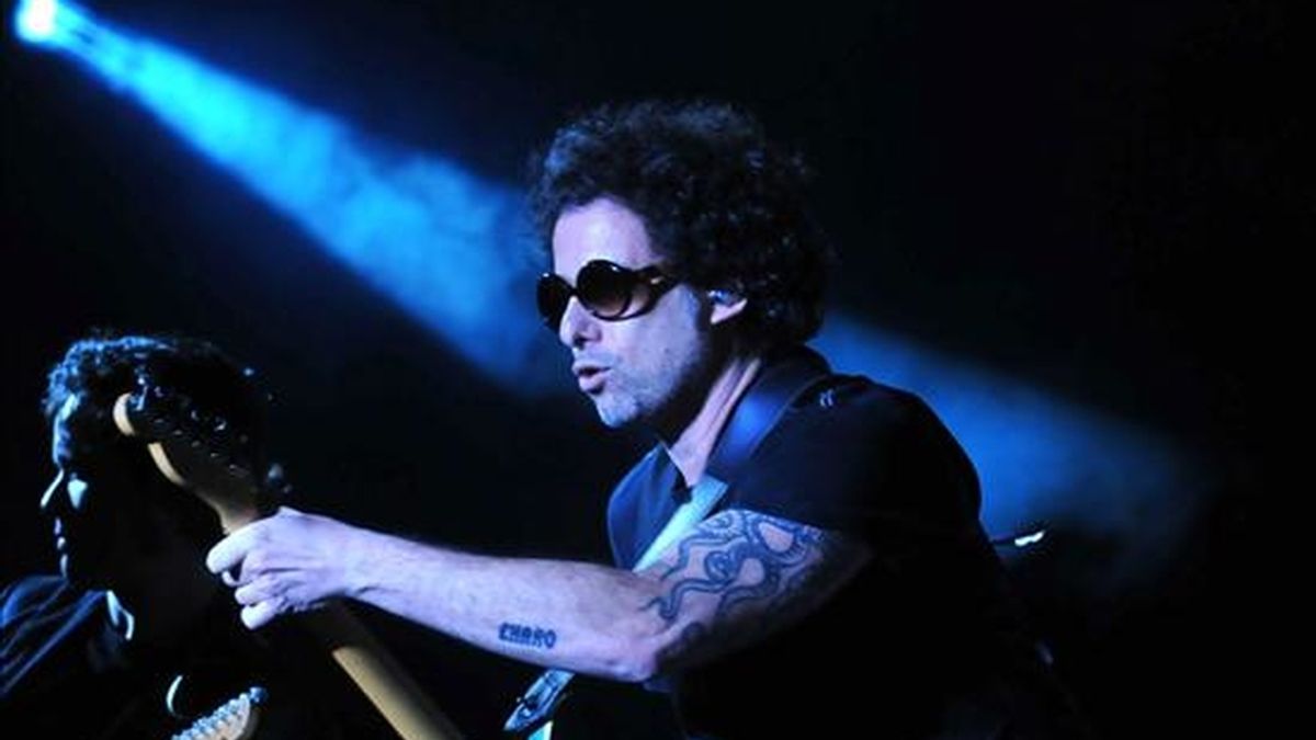 El músico argentino Andrés Calamaro participa en el Décimo Festival Iberoamericano de la Cultura Musical "Vive Latino 2009" celebrado en el Foro Sol de Ciudad de México. EFE