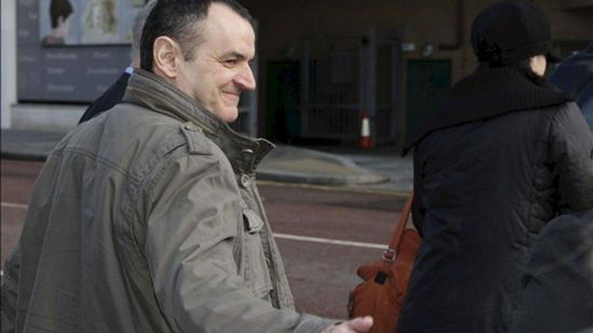 El ex preso etarra José Ignacio de Juana Chaos, acusado de un delito de enaltecimiento del terrorismo, a su salida del complejo judicial de Laganside, en Belfast, el pasado 10 de marzo. EFE/Archivo