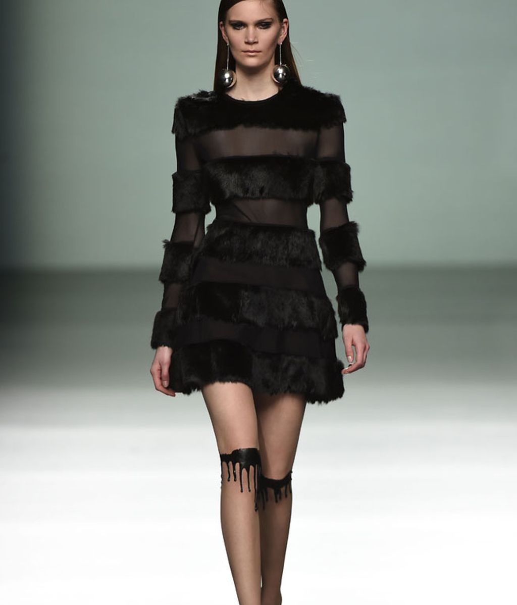 Tejidos metalizados, plastificados y silueta urbana