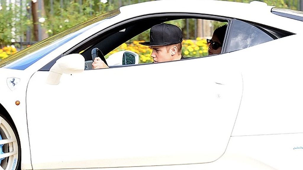 Justin Bieber y Selena Gomez pasean su (des)amor en bordo de un Ferrari