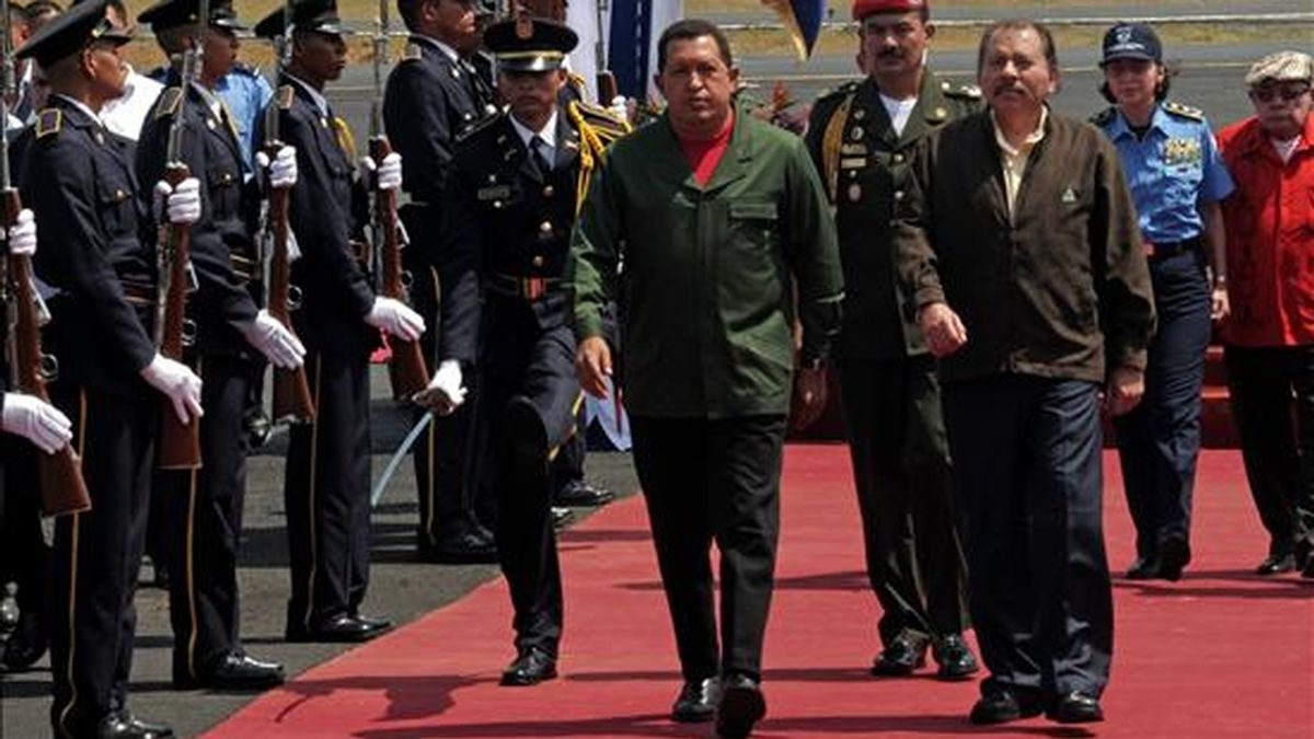 El presidente de Nicaragua, Daniel Ortega (d), recibe a su homólogo venezolano, Hugo Chávez (i), en el Aeropuerto Internacional Augusto César Sandino en Managua (Nicaragua). EFE/Archivo