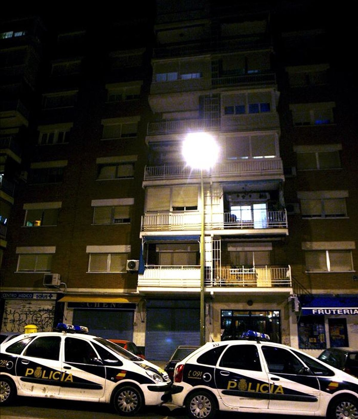 La policía custodia la entrada del edificio donde un hombre de 72 años ha aparecido muerto esta noche en el interior de su vivienda con signos de violencia. EFE