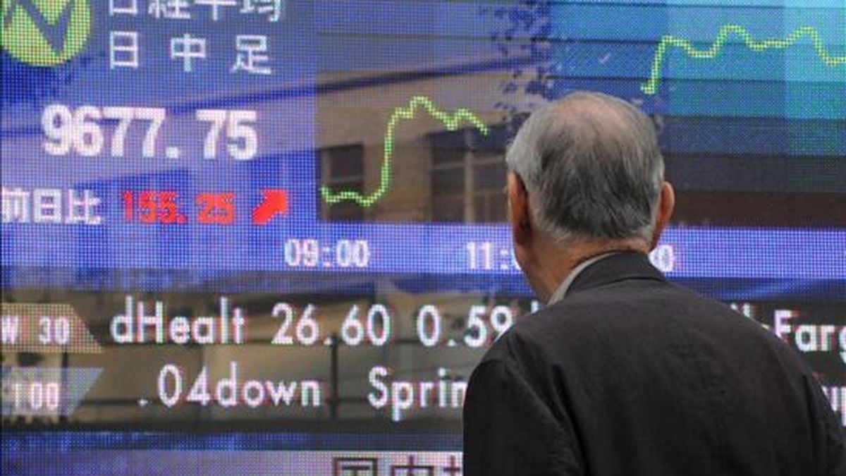 Un hombre contempla la información una pantalla electrónico con el valor del índice Nikkei, en el centro de Tokio. EFE/Archivo