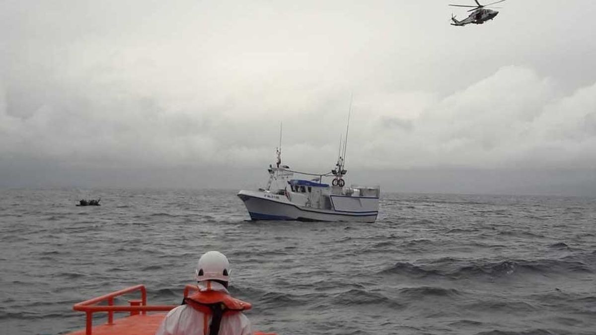 La Salvamar ALKAID rescata a los ocupantes de una patera en el Estrecho